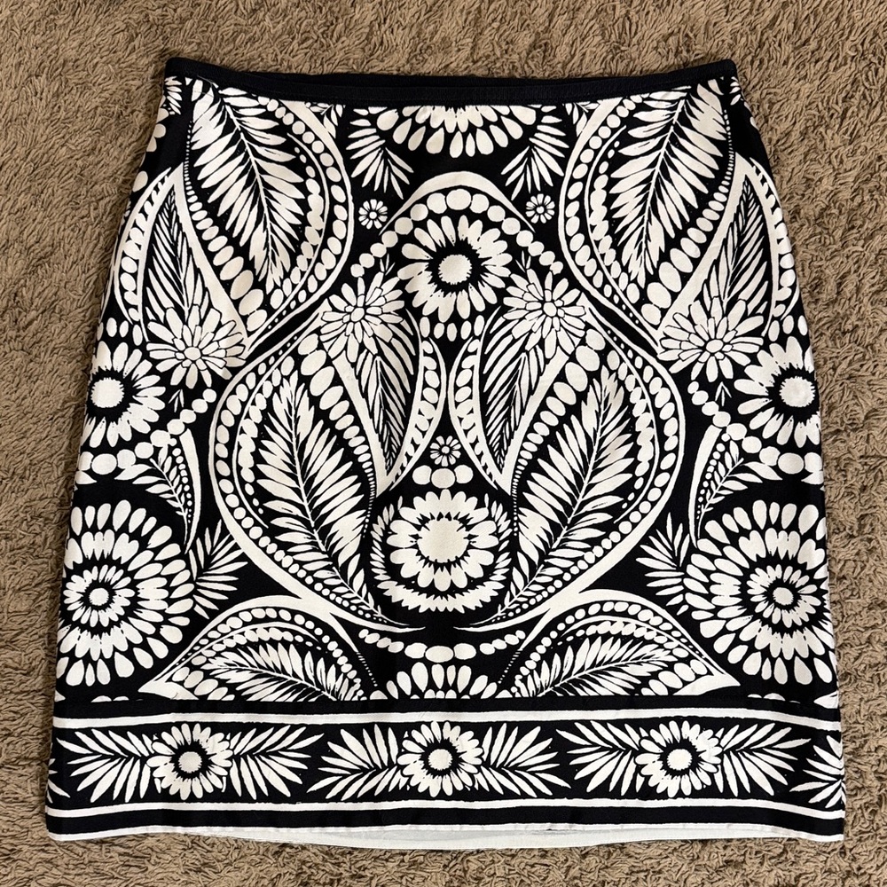 Banana Republic Silk Mini Skirt Black & White Floral size 2 Career Quiet Luxury